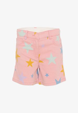 Shorts en denim rose avec motifs d'étoiles colorées en jaune, bleu et lavande, dotés de poches avant et d'une fermeture à bouton.