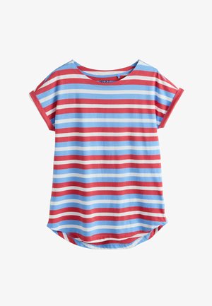 Rövid ujjú póló, piros, világoskék és fehér vízszintes csíkokkal, kerek nyakkivágással és felhajtott ujjaal.