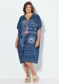 Kaftan bleu marine avec des motifs en lignes blanches et du texte, doté d'un col en V avec des pompons jaunes vifs et roses, et de deux poches latérales.