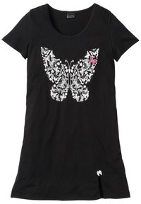 T-shirt in cotone nero con un grande design di farfalla bianca decorato da motivi floreali, arricchito da una piccola farfalla rosa. Dettaglio con spacco laterale.