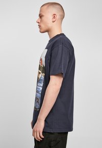 Upscale by Mister Tee Trükipildiga T-särk - navy