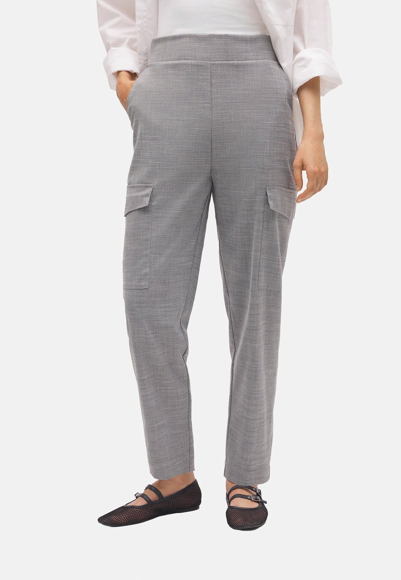 Pantalones cargo grises con una textura suave, que presentan detalles de bolsillos en los laterales, diseño de pierna ajustada y una cintura elástica.