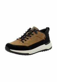 Baskets en suede marron et noir avec une semelle en caoutchouc, dotées de lacets noirs, d'un col rembourré et d'un branding subtil sur le côté.