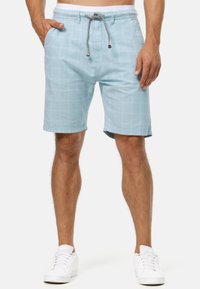 Lichtblauwe geruite shorts van lichtgewicht stof, met een elastische tailleband met trekkoord en zakken aan weerszijden.