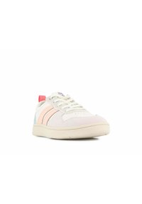 Bílé tenisky s semišovými akcenty v růžové a modré barvě, se třemi barevnými pruhy, kulatou špičkou a gumovou podrážkou. Šněrování v klasickém stylu.