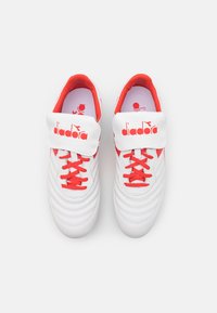 Scarpe sportive bianche con accenti rossi, caratterizzate da una tomaia in pelle liscia, linguetta imbottita e lacci a contrasto. Logo "Diadora" ben in evidenza.