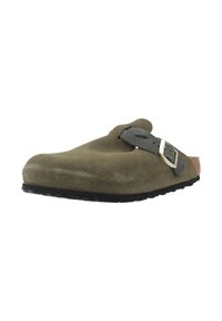 Sabots en daim vert olive avec une sangle noire ajustable et une boucle dorée, dotés d'une semelle noire texturée.