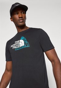 The North Face MOUNTAIN FOUNDATION TEE GRAPHIC - T-Shirt sport - black
