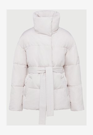 Weiße gepolsterte Winterjacke mit hohem Kragen, zwei frontalen Taschen, langen Ärmeln und einem passenden Taillengürtel, der locker vorne gebunden ist.