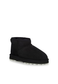 Czarne zamszowe botki za kostkę z okrągłym noskiem, miękkim wnętrzem i białą gumową podeszwą z wzorami zapewniającymi przyczepność. Widoczne detale szwów.