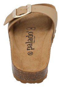 Tan-kleurige slippersandalen met een enkele band en een zilveren metalen gesp. De binnenzool heeft een natuurlijke kurktextuur, met een merklogo.