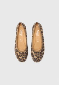 Dame flate med leopardmønster, laget av et mykt stoff med rund tå og polstret såle. Har en nøytralfarget fôr og fleksibel såle.