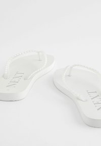 Next PEARLISED PLAITED - REGULAR FIT - Sandales tongs - white