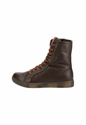 Baskets montantes en cuir marron foncé avec des lacets orange et une semelle plate en caoutchouc, vues de profil gauche sur fond blanc.