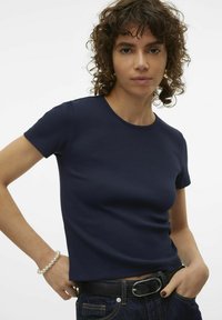 Vero Moda VMCHLOE SHORT TOP - Βασικό μπλουζάκι - navy blazer