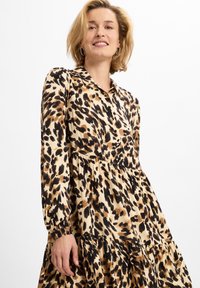 Leopardenmuster-Kleid mit Kragen, langen Ärmeln, gestuftem Rock und Knopfverschluss. Der Stoff wirkt glatt mit einem sanften Glanz.