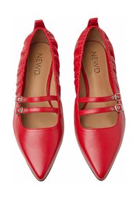 Rote Leder-Ballettschuhe mit spitzem Design, doppeltem Riemendetail, elastischem Rand und glatter Textur. Markenname "NEWD" auf der Innensohle sichtbar.