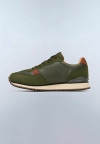 Sneaker verde oliva con una texture liscia, dettagli in pelle marrone e suola beige. Presenta una chiusura con lacci e una forma della punta arrotondata.