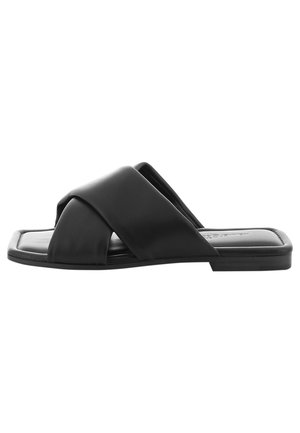 Czarne płaskie sandały z krzyżującymi się paskami, wykonane z gładkiego materiału syntetycznego. Posiadają płaską podeszwę i kwadratowy kształt noska.