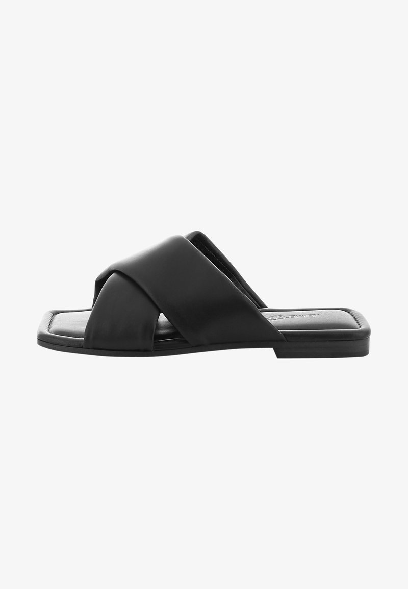 Sandales plates noires avec un design de bride croisée, fabriquées en matériau synthétique lisse. Présentent une semelle plate et une forme de orteil carrée.