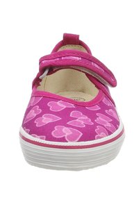 Rosa Segeltuchschuhe mit Herzenmuster, runder Zehenpartie, Klettverschluss und einer weißen Gummisohle mit strukturierten Rillen.
