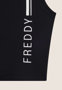 Top corto nero realizzato in morbido tessuto, caratterizzato da testo verticale bianco "FREDDY" e due strisce orizzontali su un lato.