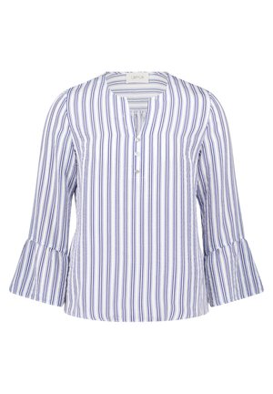Hvid bluse med lodrette blå striber, trekvartlange klokkeærmer og en kort knaplukning ved halsudskæringen.