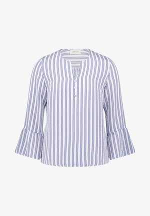 Hvid bluse med lodrette blå striber, trekvartlange klokkeærmer og en kort knaplukning ved halsudskæringen.