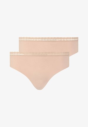 Due mutandine da donna beige con una fascia in vita rifinita in pizzo, disposte distese su uno sfondo bianco.
