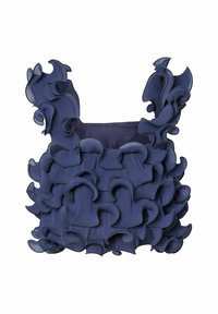 Marineblauw top met gelaagde ruches van textiel. Heeft brede bandjes en een gestructureerde vorm met verfijnde details.
