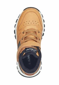 Beige Sportsschuh mit glattem Leder-Obermaterial, gepolstertem Schaft, Metallösen, runden Schnürsenkeln und einer strukturierten schwarzen Gummisohle.