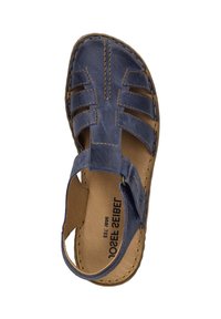 Blaue Leder-Sandale mit offenem Zehenbereich, ausgestattet mit mehreren Riemen, beigem Innensohlen und genähten Details. Es gibt eine seitliche Schnalle zur Anpassung.