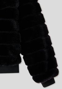 Maniche di giacca in pelliccia sintetica nera con un design trapuntato, texture morbida e polsini a coste per una vestibilità aderente.