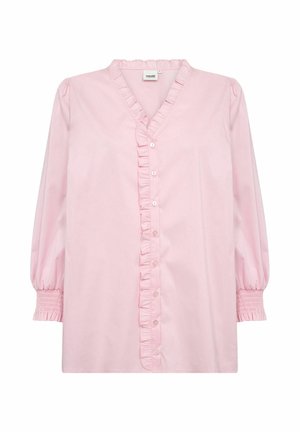 Světle růžová halenka s výstřihem do V, zapínáním na knoflíky a volánkovým lemem. Má dlouhé nafouklé rukávy se staženými manžetami. Vyrobena z bavlněné látky.