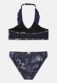 Conjunto de bikini de duas peças em azul-marinho, apresentando um top halter com babados e parte de baixo estampada com ilustrações, texto e uma textura suave.