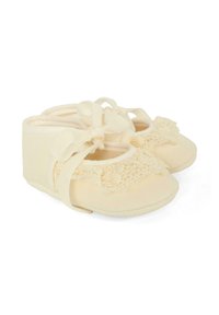 Jasno-beżowe baletki dla niemowląt wykonane z miękkiego materiału, z koronkowym wykończeniem i wstążkową kokardką z przodu. Okrągły czubek i design z paskiem na kostkę.