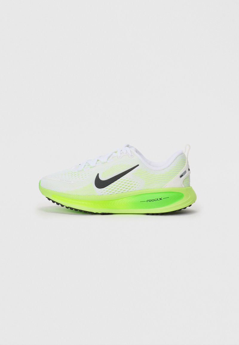 La chaussure de course Nike présente un dessus en maille respirante blanche, un swoosh noir et une semelle en mousse React vert fluo. Conçue pour le confort et le soutien.