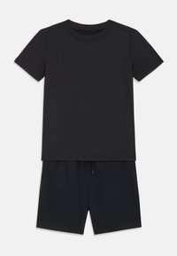 Camiseta negra de manga corta con cuello redondo, combinada con pantalones cortos negros que presentan un patrón texturizado y una cintura con cordón ajustable.
