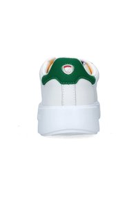 Zapatilla blanca con una lengüeta del talón verde, parte superior de cuero suave, cuello acolchado y suela de goma blanca plana. El talón presenta un detalle de logo.