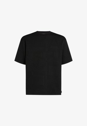 Tricou negru cu mâneci scurte, care prezintă o textură reliefată cu litere suprapuse. Guler rotund, fără închideri sau accente vizibile.