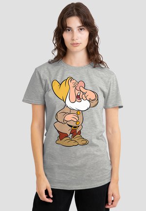 Gray t-shirt featuring a cartoon dwarf with a yellow hat, white beard, and brown outfit, displaying a playful expression while pointing to his nose.