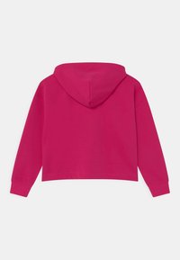 Beskuren hooded sweatshirt i ljusrosa, med långa ärmar, en framficka i kängurustil och ribbade ärmslut. Mjuk, slät textur.