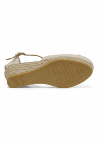 Beige espadrille sleehak sandaal met geweven bovenkant, gestructureerde jute details en rubberen zool met een golfpatroon. Inclusief verstelbare enkelband.