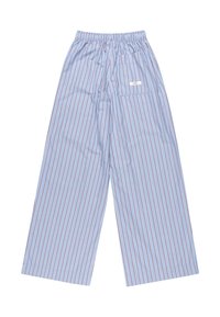 Pantalon large bleu clair avec fines rayures verticales rouges et taille élastiquée, avec une poche arrière dotée d'une petite étiquette blanche.