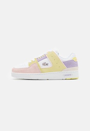 Sneakers Lacoste z mixem różowych, żółtych i fioletowych paneli z zamszu, białym skórzanym czubkiem i gumową podeszwą.