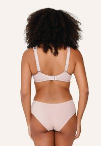 Jasnoróżowy stanik i pasujące majtki, gładki materiał, regulowane ramiączka, zapięcie na haczyk oraz bezszwowy design dla komfortu i dopasowania.