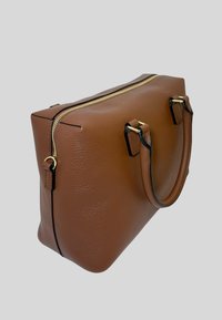 Borsa a mano in pelle marrone con superficie strutturata, cerniera dorata e dettagli neri. Presenta due manici e una forma strutturata.