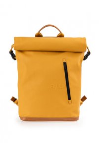 Zaino a rotolo giallo realizzato in materiale impermeabile, con una tasca con zip nera, dettagli marroni e un logo impresso sul davanti.