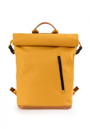 Zaino a rotolo giallo realizzato in materiale impermeabile, con una tasca con zip nera, dettagli marroni e un logo impresso sul davanti.