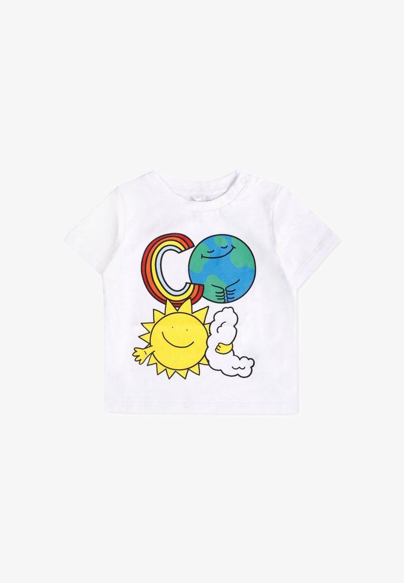 T-shirt en coton blanc avec un design graphique coloré : un soleil jaune, une Terre bleue et un arc-en-ciel, avec le texte "COOL" intégré au-dessus.